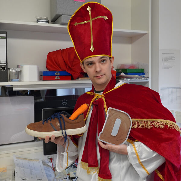 Dennis de Bakker als Sinterklaas mit einem Schuh mit Karotte und einem Schokoladenbuchstaben. (Foto: FLI)